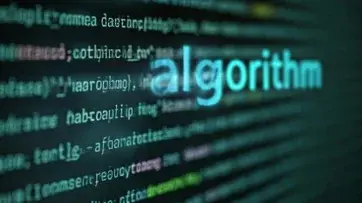 Der Hintergrund besteht aus Codezeilen in verschiedenen Farbtönen. Der Text "algorithm" hebt sich in blauer Schrift von den anderen Zeichen ab und signalisiert den Fokus auf algorithmische Konzepte.